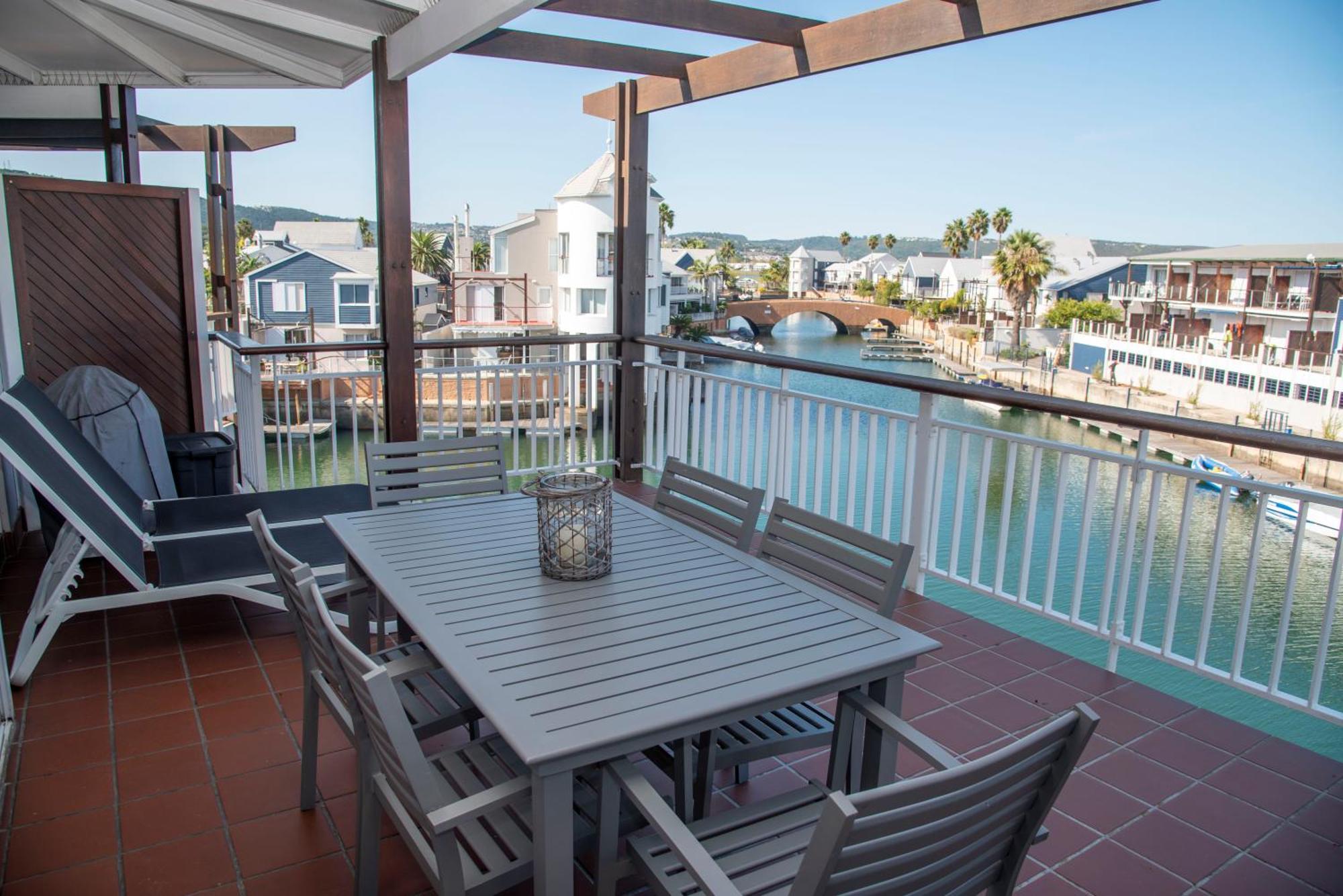 Waterfront - Quays Apartment