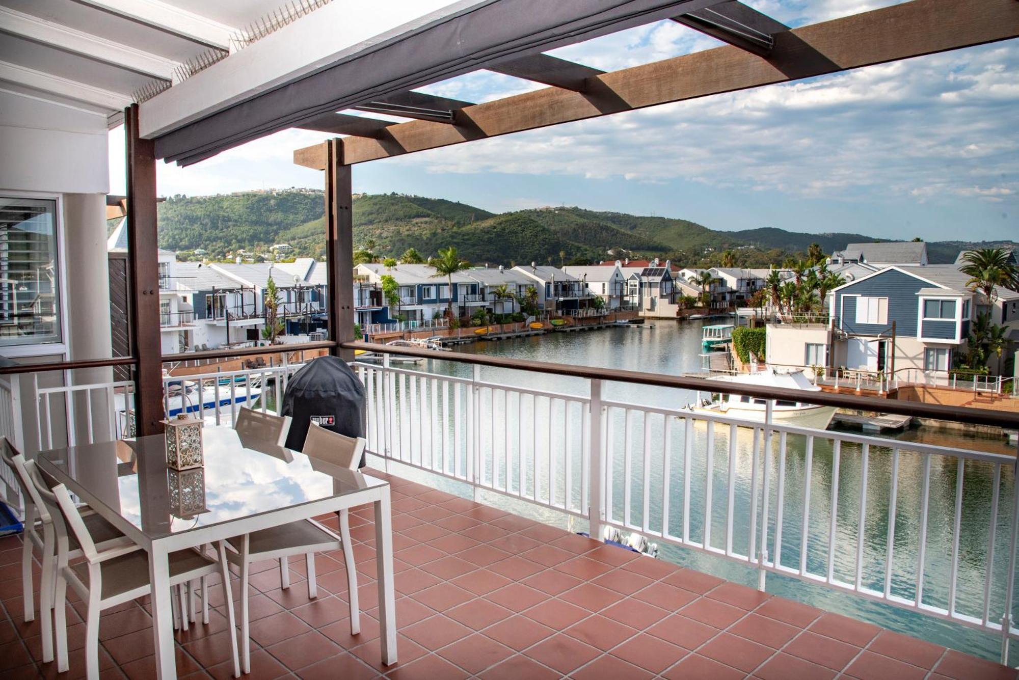 Waterfront - Quays Apartment